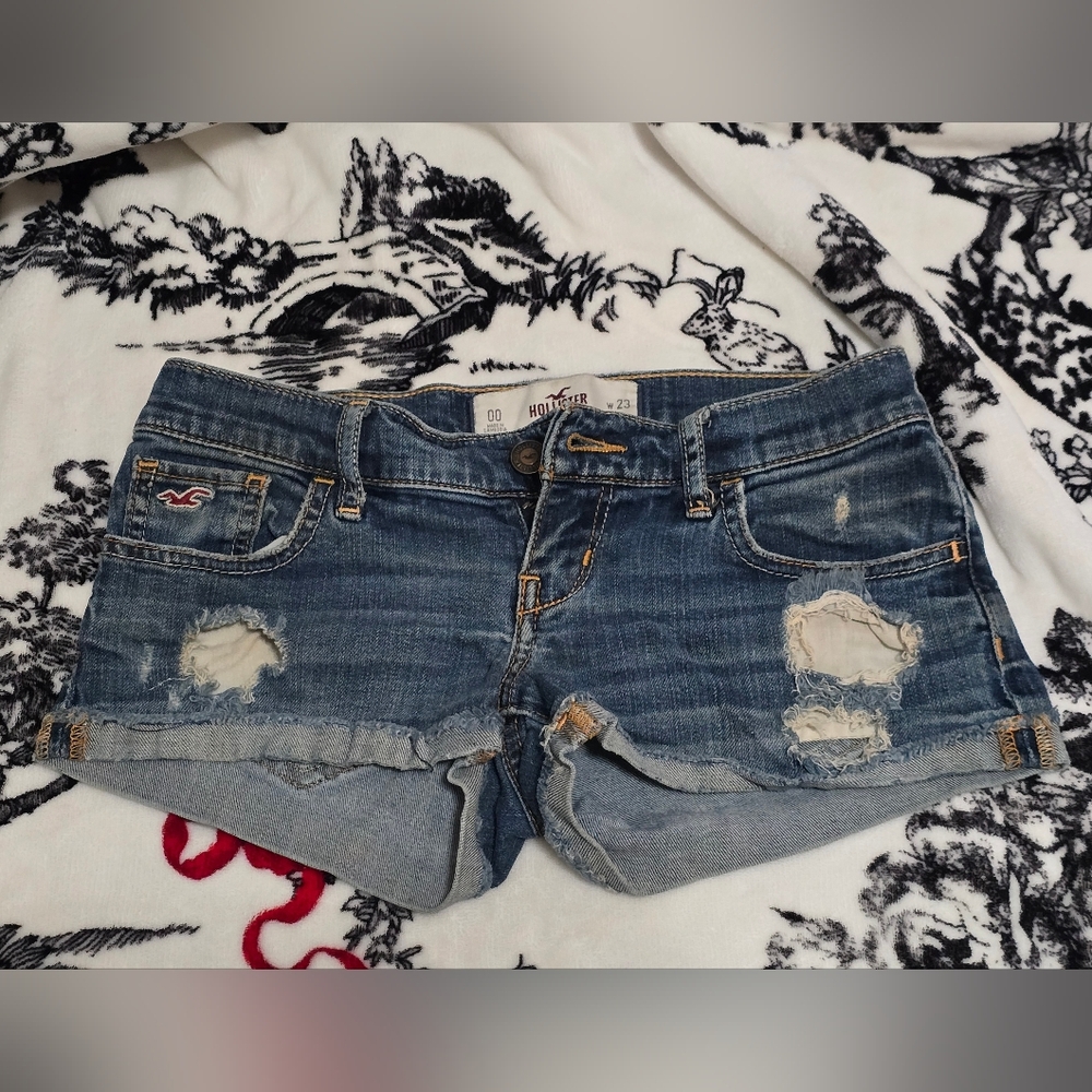 Hollister, Low Rise, Distressed, Meduim Wash, Jean Shorts. Size 00.